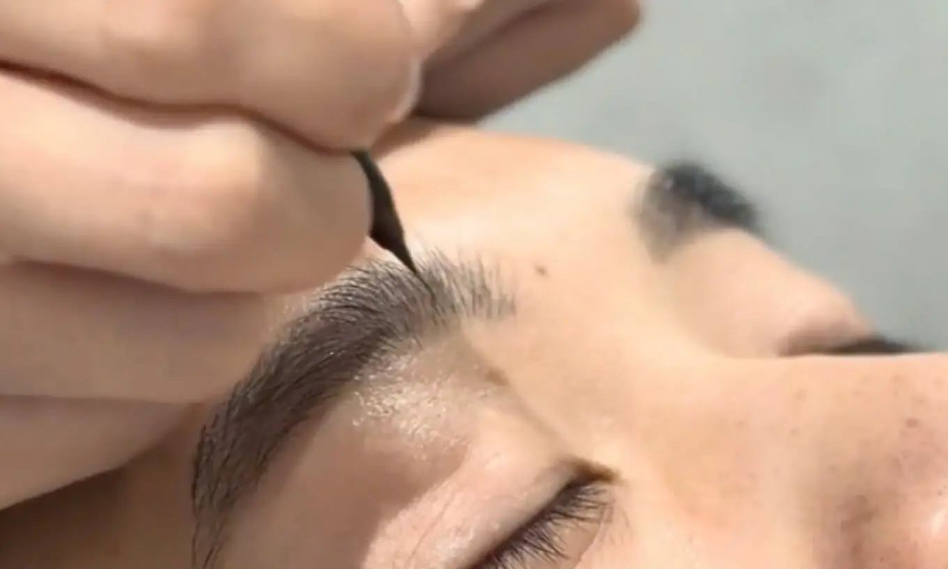 眉毛の施術中