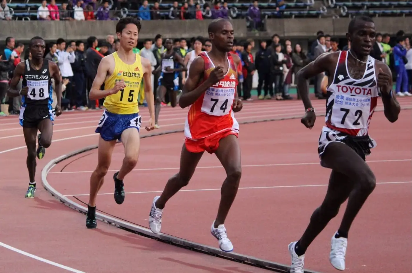 トラックのレースで先頭集団を走る選手たち