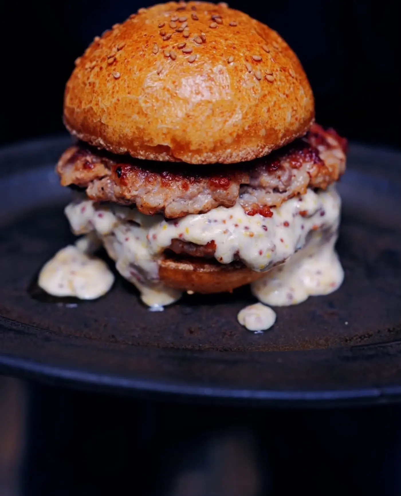 黒い皿にのったSTANDY PIGのハンバーガー
