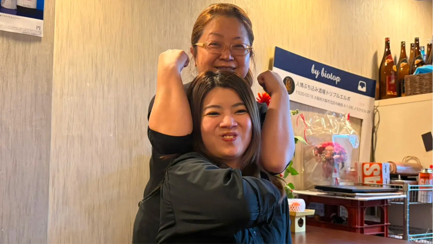 店内で並ぶ山下きわさんとあんずさん