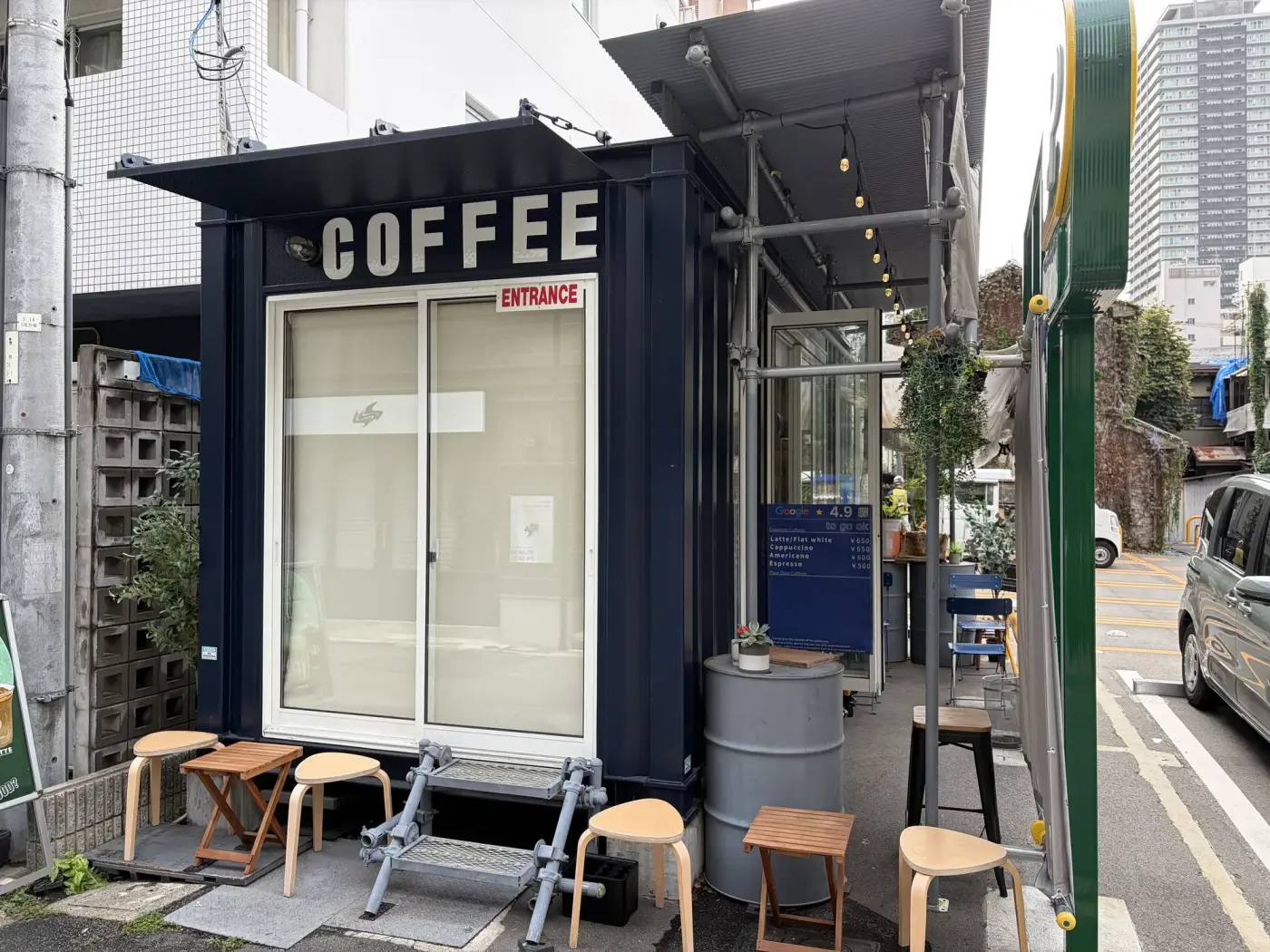パウハナコーヒーの外観。駐車場の一角に建つコンテナの店舗