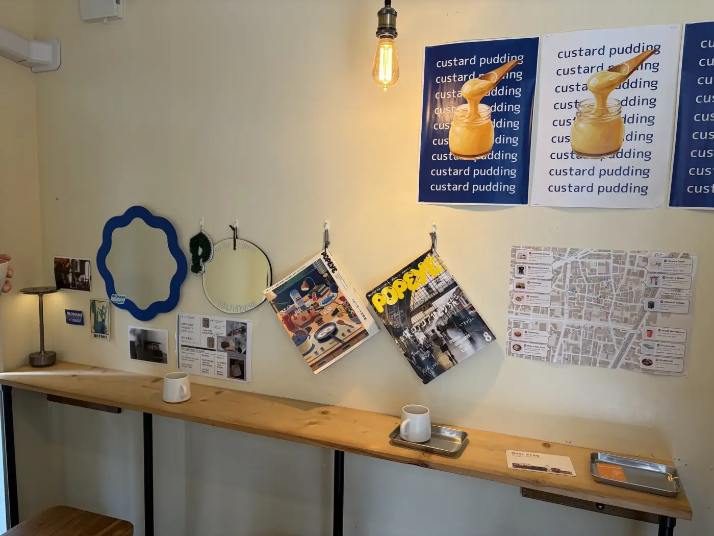 自分たちでつくった店内。壁には中崎町のマップや雑誌が飾られている