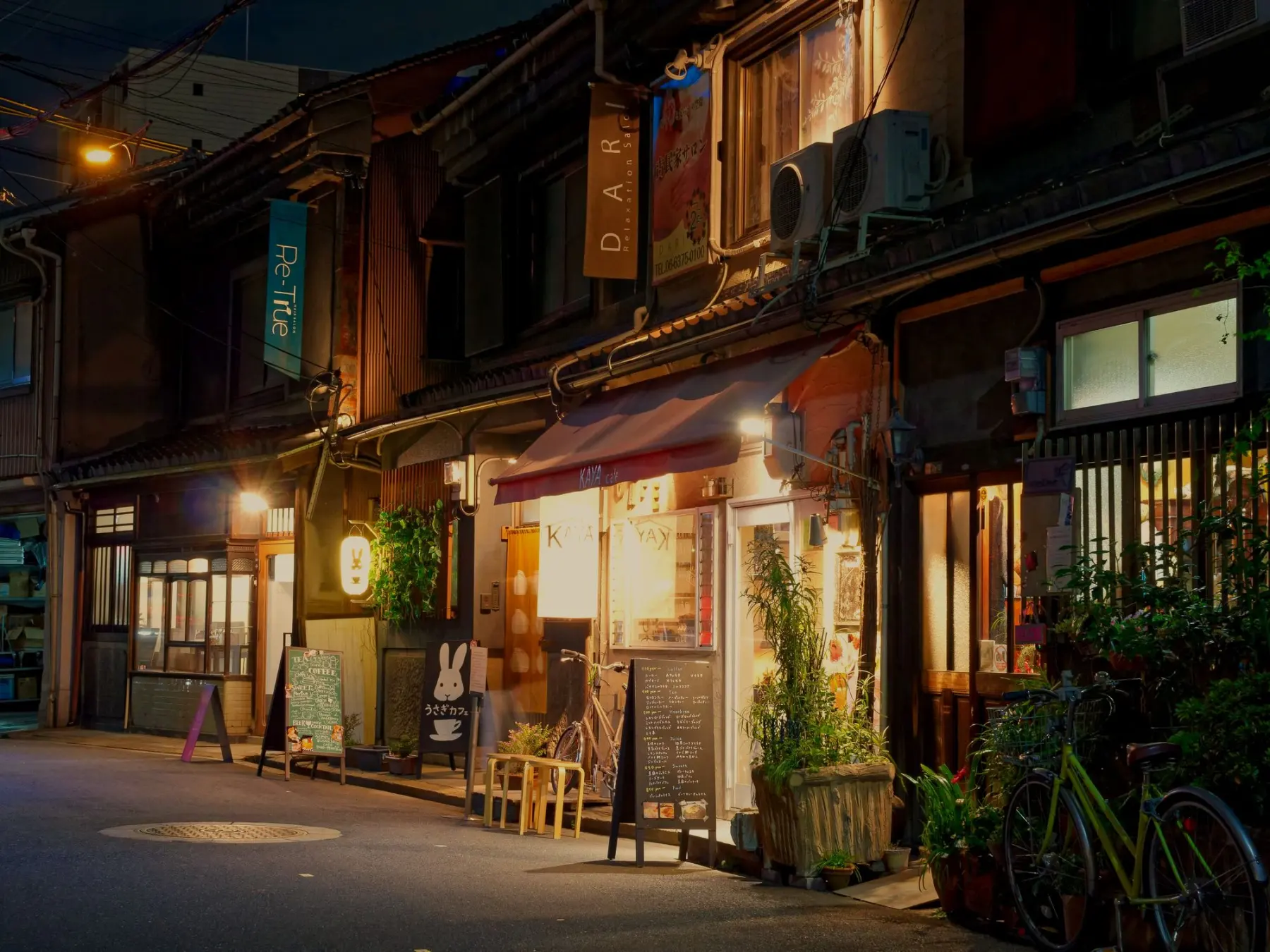 夜の中崎町の通り。店先に明かりが灯っている