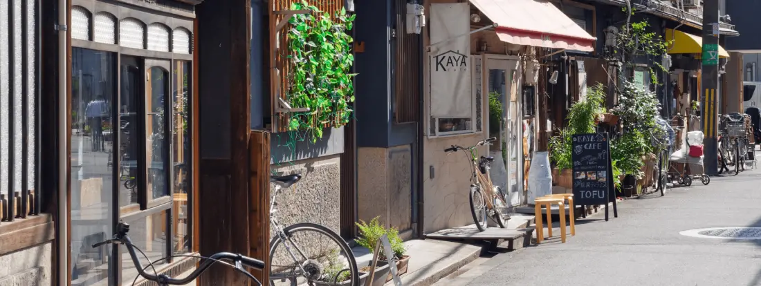 町家と緑が並ぶ中崎町の通り