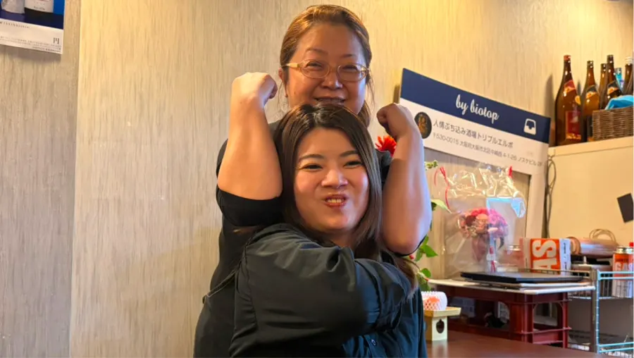店内で並ぶ山下きわさんとあんずさん