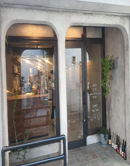 アーチ型の入口の立ち飲みパン屋