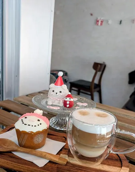 スノーマンのマフィンとカフェラテ