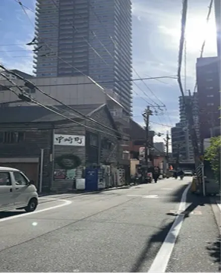 タワーマンションを望む中崎町の通り